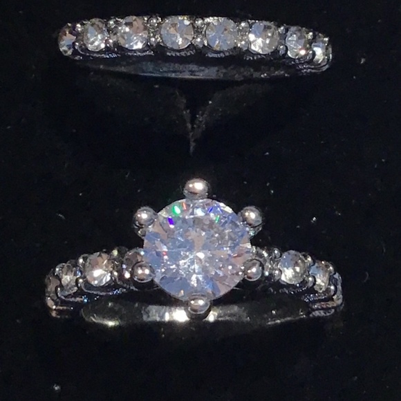 Beautiful silver tone cubic zirconia ring set in silver tone size 6 + box - Picture 2 of 13